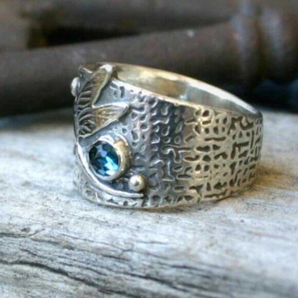 Dragonfly Ring Antique Silver Look Blue Zirconia Hammered Style Metal Alloy - Picture 3 of 4